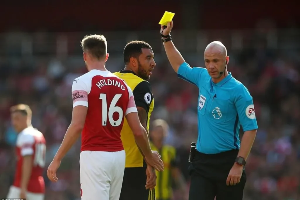 足球黃牌是什麼？看懂它代表的意思